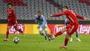 Penyerang Bayern Munchen, Robert Lewandowski mencetak gol ke gawang Lazio dari tendangan penalti pada leg kedua babak 16 besar Liga Champions di Allianz Arena, Kamis dinihari WIB (18/3/2021). Munchen menang 2-1 atas Lazio dan maju ke perempatfinal dengan agregat 6-2. (AP Photo/Matthias Schrader)