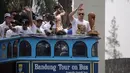 Pemain Persib, Ilija Spasojevic (kanan) memegang Piala Presiden diatas Bus Bandung Tour on Bus (Bandros) dalam Pawai Persib Juara Piala Presiden saat start dari Kota Baru Parahyangan, Bandung, Minggu (25/10/2015). (Bola.com/Nick Hanoatubun)