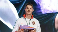 Ronaldo kala memperkenalkan Nike Mercurial untuk pertama kali (BEN STANSALL / AFP
