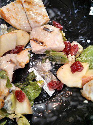 Silet di dalam menu salad yang dipesan Ashley. | Foto: copyright azfamily.com