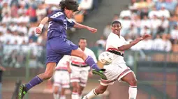 Ivan Zamorano. Striker asal Cile ini didatangkan Real Madrid dari Sevilla pada awal musim 1992/1993. Selama total 4 musim hingga 1995/1996 telah bermain sebanyak 173 penampilan dengan mencetak 101 gol.(AFP/Paulo Whitaker)