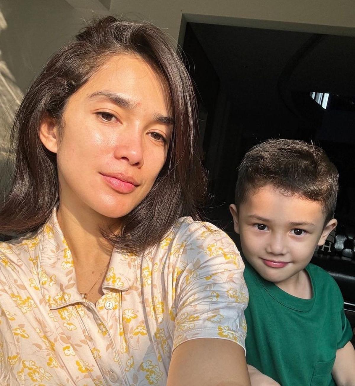 Meskipun terdapat bekas jerawat, Ussy Sulistiawaty tetap percaya diri berpose selfie tanpa menggunakan riasan.<br>