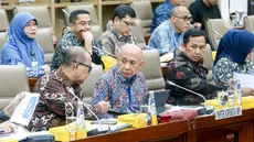 Menteri Koperasi dan UMKM Teten Masduki mengikuti rapat kerja bersama Komisi VI DPR di Kompleks Parlemen, Senayan, Jakarta, Kamis (23/11/2023). (Liputan6.com/Faizal Fanani)