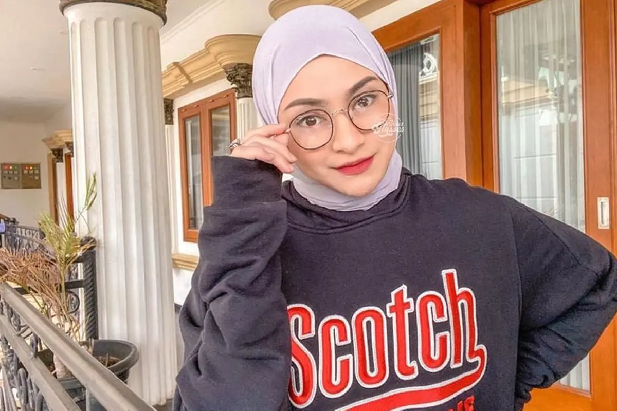 Gaya Kasual Nathalie Holscher Ini Selalu Stylish Bak ABG