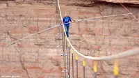 Seberangi Grand Canyon, Nik Jalan di Atas Kabel Setinggi 0,4 Km