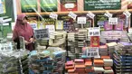 Pengunjung melihat buku yang hendak dibeli pada pameran Islamic Book Fair 2016 di Jakarta, Selasa (1/3). Ratusan penerbit meramaikan pameran buku keislaman terbesar di Indonesia itu dengan penawaran diskon mulai dari 20%-80%. (Liputan6.com/Angga Yuniar)