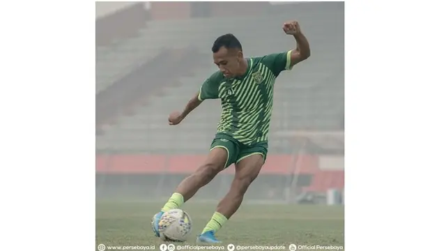 Irfan Jaya pun menunjukkan kemampuan terbaiknya saat latihan.