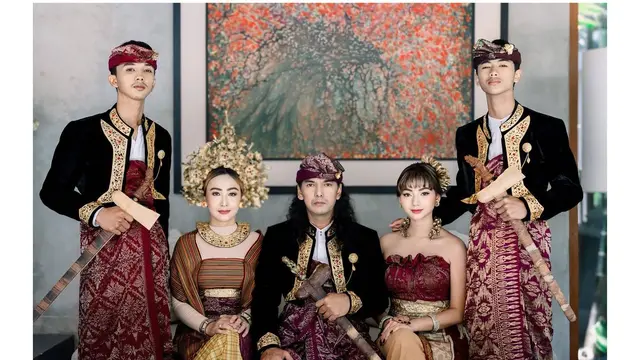7 Pemotretan Keluarga Glenca Chysara Bertema Adat Bali, Tampil Menawan