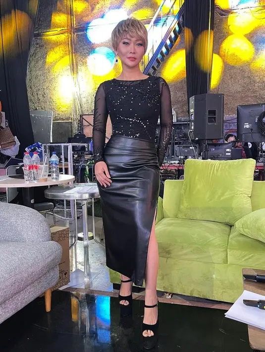 Inul pamerkan pinggangnya yang semakin langsing dengan padu padan top warna hitam bersama leather skirt slim fit. (Instagram/Inul.d)