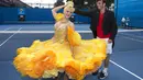 Sophia Katos memakai kostum karakter Liz Holt saat menari bersama Petenis Malek Jaziri di acara promosi turnamen tenis Australia Terbuka, Melbourne Park, Kamis (22/1/2015). (Reuters/Fiona Hamilton)