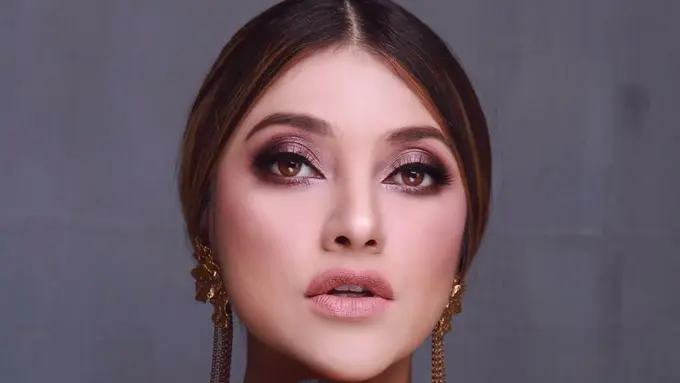 [Bintang] Super Seksi, Begini Cantiknya Sarah Azhari yang Menggoda Iman