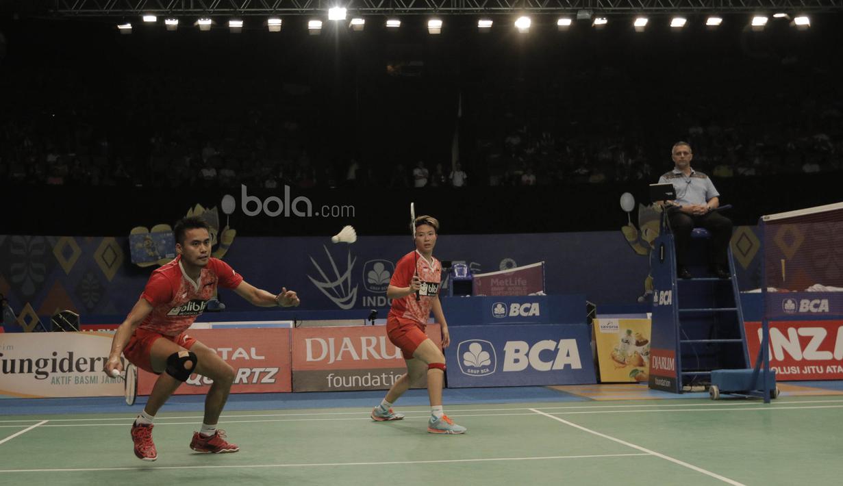 Ganda campuran Indonesia, Tontowi Ahmad/Liliyana Natsir, mengalahkan pasangan Malaysia, Tan Kian Meng/Lai Pei Jing pada laga Indonesia Open 2017 di JCC, Jumat (16/6/2017). Indonesia 21-18, 21-16. (Bola.com/M Iqbal Ichsan)