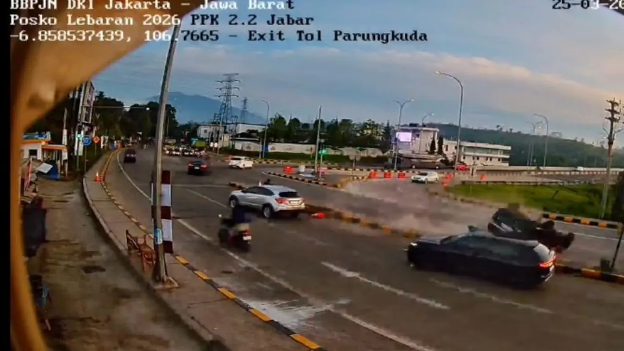 Rekaman detik-detik mobil terguling di Exit Tol Parungkuda.