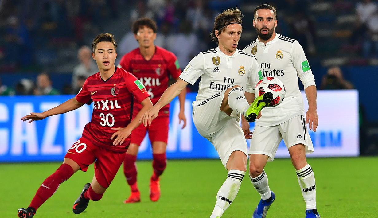 Gelandang Real Madrid, Luka Modric, mengontrol bola saat melawan Kashima Antlers pada laga Piala Dunia Antarklub di Stadion Zayed Sports City, Abu Dhabi, Rabu (19/12). Madrid menang 3-1 atas Kashima. (AFP/Giuseppe Cacace)