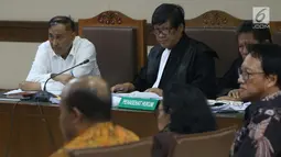 Terdakwa dugaan korupsi E-KTP, Markus Nari (kiri) menyimak keterangan saksi saat mengikuti sidang lanjutan di Pengadilan Tipikor, Jakarta, Rabu (11/9/2019). Sidang beragendakan mendengar keterangan saksi-saksi. (Liputan6.com/Helmi Fithriansyah)