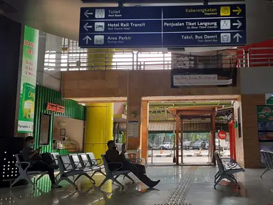 Calon penumpang KA duduk di ruang tunggu keberangkatan Stasiun Gambir, Jakarta, Jumat (27/3/2020). PT Kereta Api Indonesia (Persero) membatalkan sejumlah jadwal perjalanan menyusul meluasnya penyebaran virus corona, pembatalan itu dilakukan mulai 26 Maret 2020. (Liputan6.com/Helmi Fithriansyah)