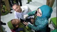 Eri Cahyadi memantau imunisasi polio di Surabaya. (Istimewa)