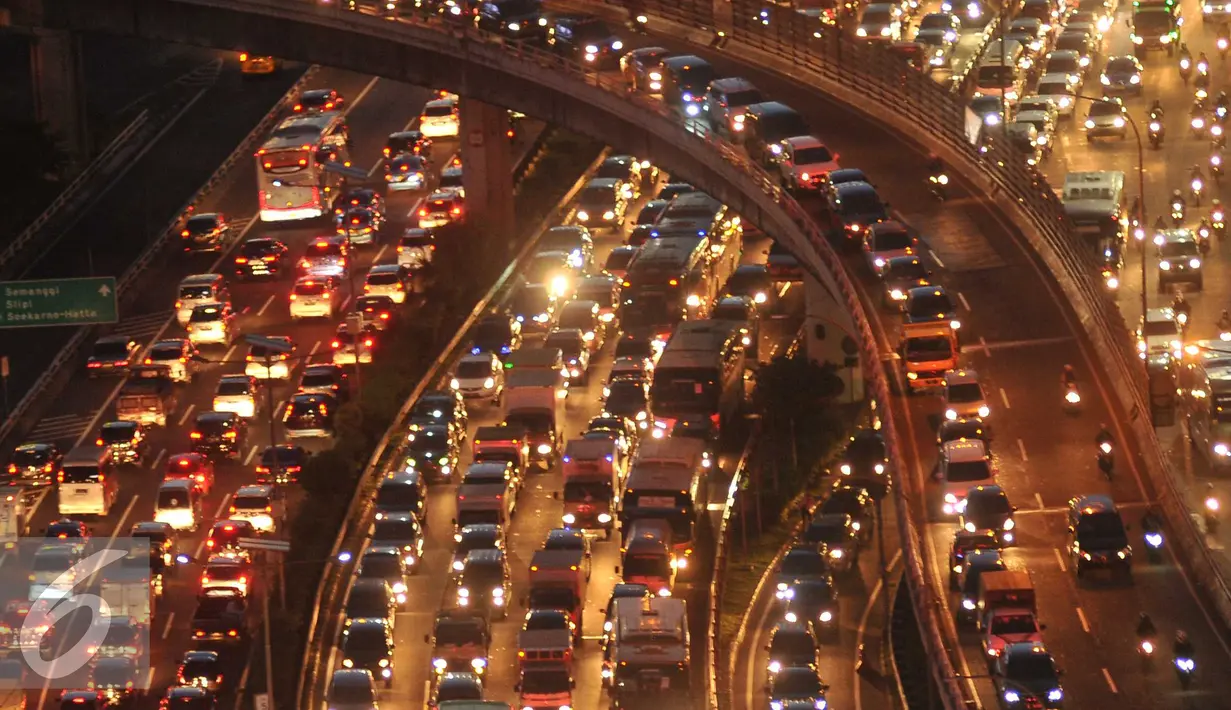 Jelang libur panjang yang jatuh pada tanggal 5 dan 6 Mei, ribuan kendaraan terjebak macet di Tol Dalam Kota arah Tol Cikampek, Jakarta, Rabu (4/5). Foto diambil pada malam hari sekitar pukul 7. (Liputan6.com/Gempur M Surya)