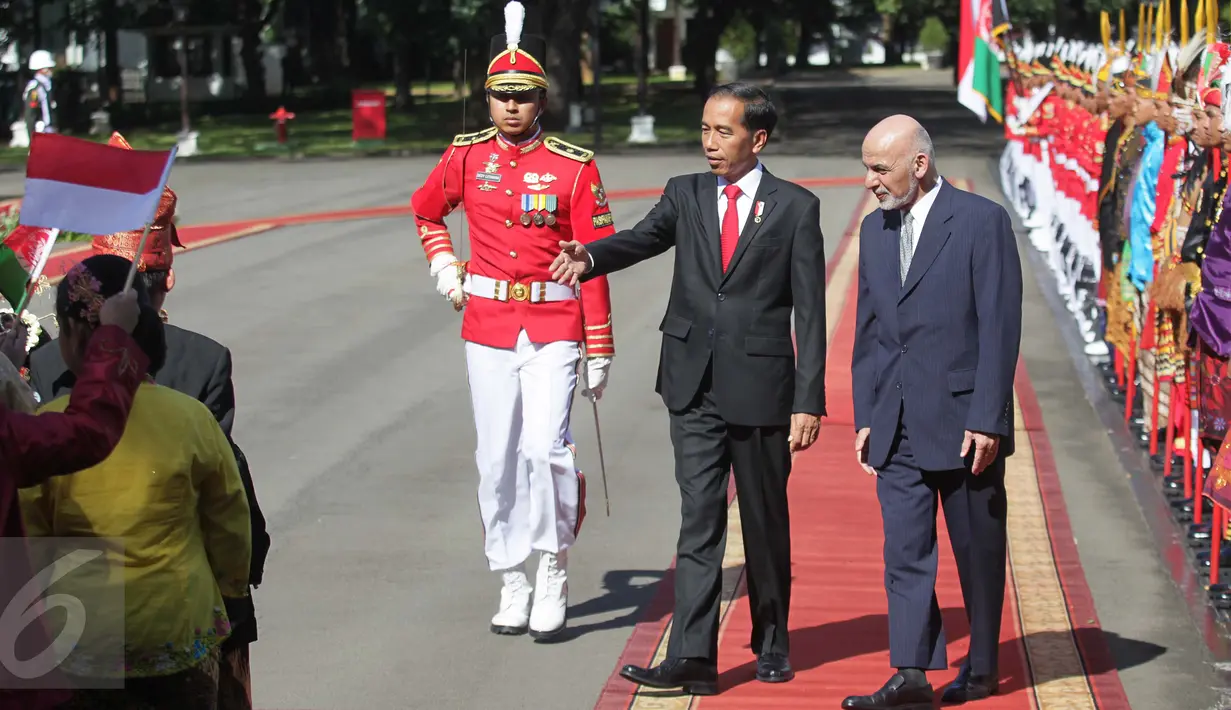 Presiden Joko Widodo memperkenalkan anak-anak yang ikut menyambut kedatangan Presiden Afganistan Mohammad Ashraf Ghani di Istana Merdeka, Jakarta, Rabu (5/4). (Liputan6.com/Angga Yuniar)