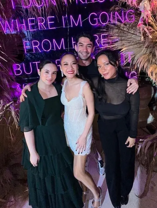 BCL juga memadukan dress tersebut dengan stiletto heels silver bling-bling dengan strapnya. [@tarabasro]