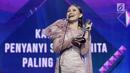 Penyanyi Rossa memberikan pidato kemenangan setelah menerima penghargaan dalam ajang musik SCTV Music Awards 2019 di Studio 6 Emtek City, Jakarta, Jumat (26/4). Rossa menyabet piala penghargaan penyanyi solo wanita paling ngetop SCTV Music Awards 2019. (Fimela.com/Bambang E. Ros)