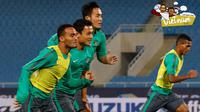 Para pemain Timnas Indonesia terlihat bersemangat saat latihan resmi terakhir jelang melawan Vietnam dalam laga leg kedua semifinal Piala AFF 2016 di Stadion My Dinh, Hanoi, Vietnam, Selasa (6/12/2016). (Bola.com/Peksi Cahyo)