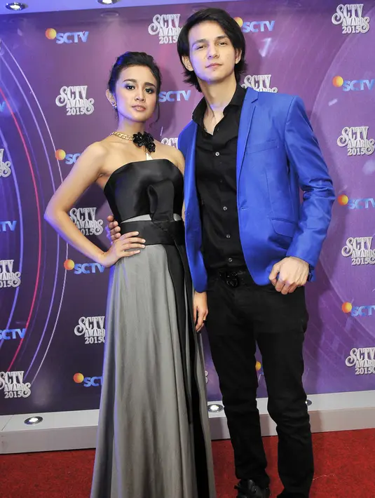 Michelle Ziudith dan sang kekasih, Marcell Darwin tampak serasi saat momen karpet merah SCTV Awards 2015. Michelle nampak cantik dengan gaun hitam-silver serta Marcell terlihat gagah dengan jas biru. (Deki Prayoga/Bintang.com)