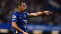 Kapten Chelsea, Cesar Azpilicueta, menyayangkan kekalahan 0-1 yang dialami timnya dari Manchester City pada laga Premier League 2021/2022. (AFP/Ben Stansall)