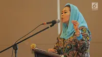 Direktur Wahid Foundation, Yenny Wahid menyampaikan materi saat diskusi panel di Jakarta, Senin (29/1). Menurut Yenny Wahid, perempuan Indonesia memliki potensi menjadi agen perdamaian. (Liputan6.com/Herman Zakharia)