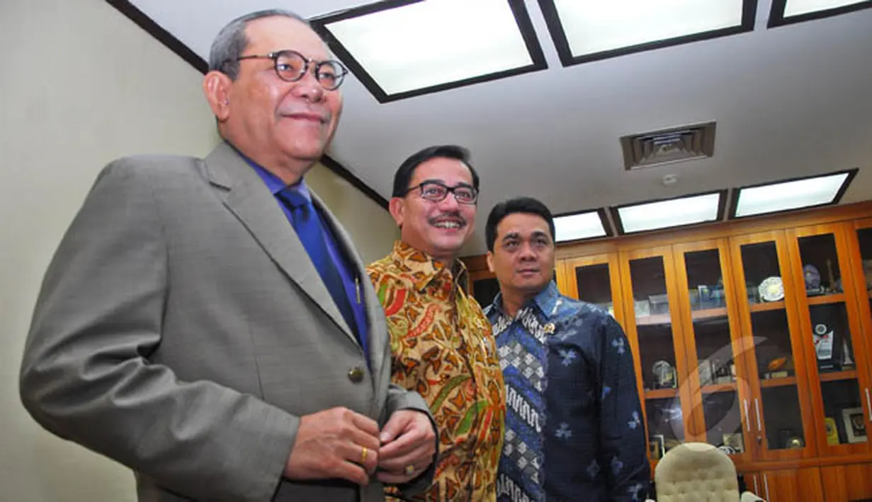 Menteri Ferry Mursyidan Baldan (tengah) bersama Ketua Komisi II Rambe Kamarulzaman (kiri) dan Wakil Ketua Ahmad Riza Patria (kanan) berbincang sesaat sebelum rapat di Kompleks Parlemen Senayan, Jakarta, Kamis (5/2/2015). (Liputan6.com/Andrian M Tunay)
