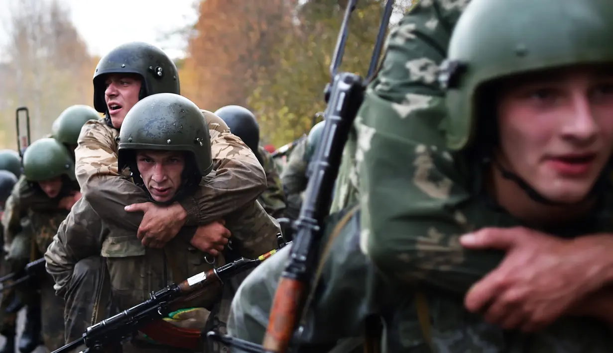 Aksi Tentara Kementerian Dalam Negeri Belarus dalam ujian kualifikasi memperoleh 'Madder Beret' di desa Volovshchina, Minsk, Selasa (23/10). Madder Beret, simbol bergengsi atas pencapaian tertinggi dalam pelatihan tempur Belarus. (Sergei GAPON/AFP)