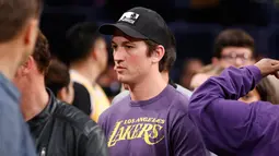 Aktor Miles Teller ditepi lapangan menonton pertandingan NBA antara Los Angeles Lakers melawan Washington Wizards di Los Angeles (28/3). Pertandingan itu dimenangkan Washington Wizards dengan skor 108 - 119 atas LA Lakers. (AP Photo/Danny Moloshok)