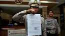 Petugas Polda Metro Jaya menyerahkan tersangka atas nama Christopher Daniel Sjarif berikut barang bukti dan berkas kasus kecelakaan Pondok Indah, Jakarta Selatan ke Kejaksaan Negeri Jakarta Selatan, Kamis (16/4/2014). (Liputan6.com/Johan Tallo)