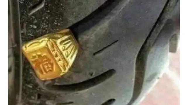 Rezeki Tak Terduga, Wanita Ini Temukan Cincin Emas Nyangkut di Ban Mobilnya