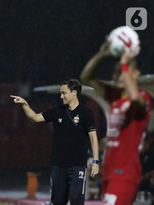 Pelatih Bhayangkara FC, Paul Christopher Munster memberi arahan pada timnya saat melawan Persija pada lanjutan Shopee Liga 1 Indonesia di Stadion PTIK, Jakarta, Sabtu (14/3/2020). Laga kedua tim berakhir imbang 2-2. (Liputan6.com/Helmi Fithriansyah)