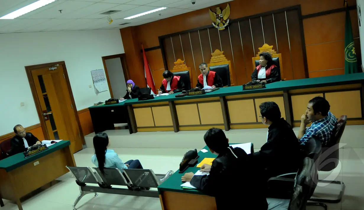Suasana persidangan Intan Lestari di Pengadilan Negeri Jakarta Barat, Selasa (7/4/2015). Dalam kesaksiannya Intan mengaku trauma dengan penganiayaan yang dilakukan mantan pacarnya. (Liputan6.com/Faisal R Syam) 