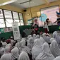 Dua dosen Akademi Televisi Indonesia (ATVI), Safrudiningsih atau Kak Ning Nong dan Sisca T. Gurning  atau Kak Oma  saat melakukan literasi media kepada siswa SD Negeri Kedaung 08 Pagi, Jalan.Daan Mogot Raya, Jakarta Barat, Selasa (21/03/2023)