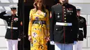 Ibu Negara AS, Melania Trump, saat menunggu kedatangan PM India, Narendra Modi di Gedung Putih, Senin (26/6). Untuk acara itu, Melania Trump mengenakan gaun berbahan crepe yang dijual dengan harga retail Usekitar Rp 28,7 jutaan. (Nicholas Kamm / AFP)