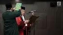 Hakim Konstitusi Aswanto mengucapkan sumpah saat dilantik sebagai Wakil Ketua Mahkamah Konstitusi (MK) di Gedung Mahkamah Konstitusi, Jakarta, Selasa (26/3). Aswanto terpilih sebagai Wakil Ketua Mahkamah Konstitusi periode 2019-2021 lewat mekanisme pemungutan suara. (merdeka.com/ Iqbal S. Nugroho)