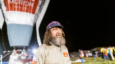 Petualang asal Rusia Fedor Konyukhov berdiri di dekat balon udara miliknya sebelum memulai misinya mengelilingi dunia dari Perth, Australia, Selasa (12/7). Fedor Konyukhov akan menempuh jutaan kilometer mengelilingi Bumi. (Reuters/Oscar Konyukhov)