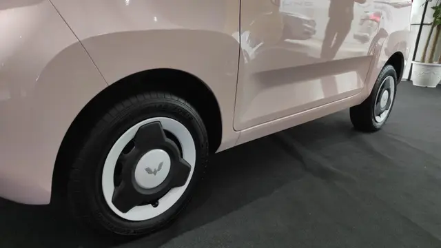 Tampilan roda dan pelek Wuling Mini EV (Arief A/Liputan6)