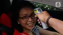 Pengendara mobil menjalani pengecekan suhu tubuh saat akan masuk Kompleks Parlemen di Senayan, Jakarta, Kamis (5/3/2020). Pengecekan dilakukan sebagai tindakan preventif terkait penyebaran virus corona (COVID-19) setelah dua WNI dinyatakan positif terinfeksi. (Liputan6.com/Johan Tallo)
