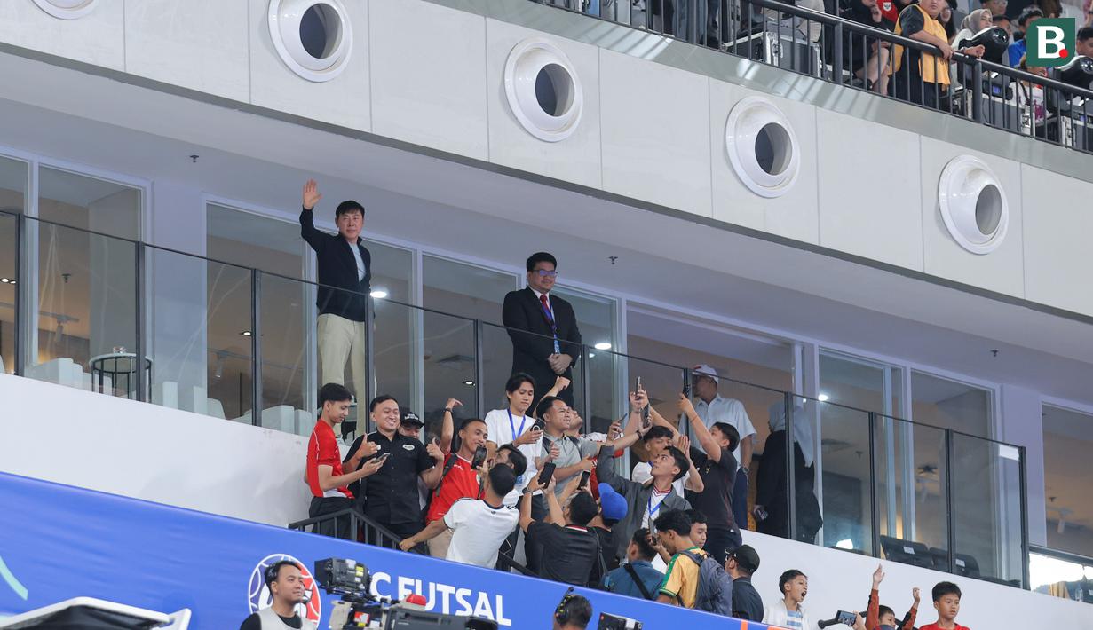 Mantan Pelatih Timnas Sepak Bola Indonesia, Shin Tae-yong menyapa para penonton setelah laga Grup A Piala Asia Futsal 2026 melawan Korea Selatan di Indonesia Arena, Senayan, Jakarta, Selasa (27/01/2026). (Bola.com/Bagaskara Lazuardi)
