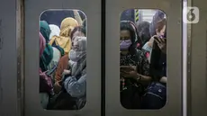 Warga saat berada di dalam rangkaian kereta di Stasiun Sudirman, Jakarta, Rabu (13/12/2023). (Liputan6.com/Faizal Fanani)