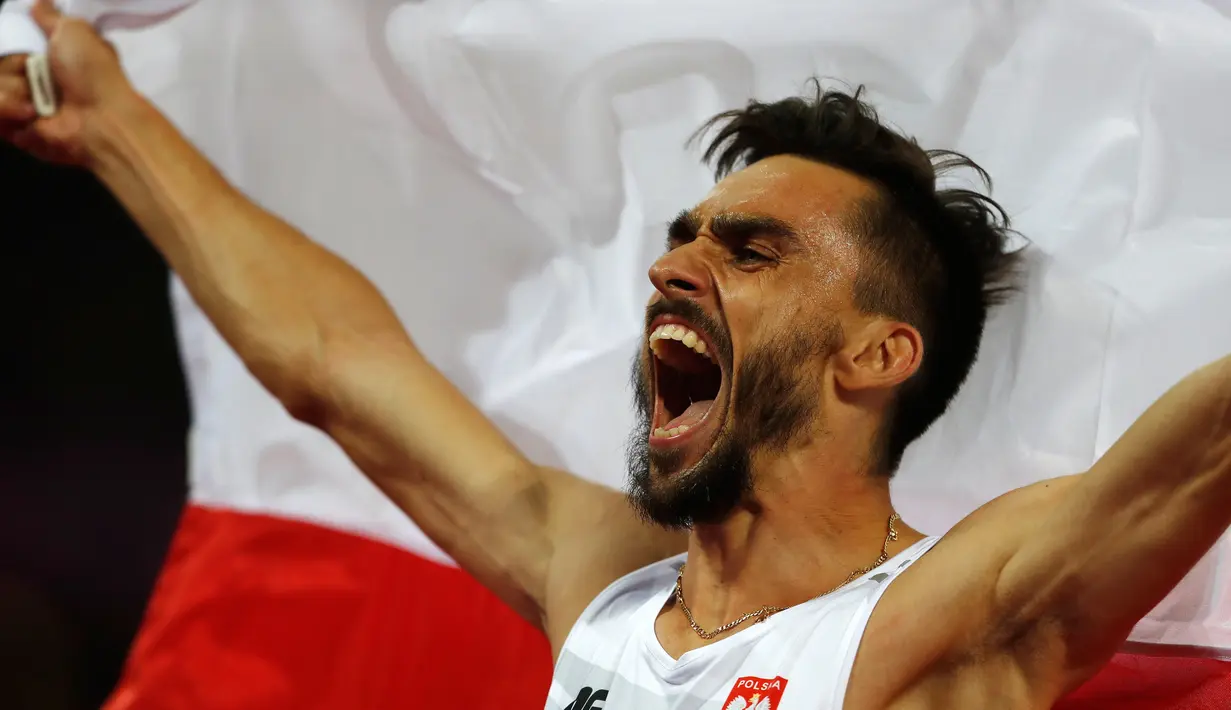 Pelari asal Polandia, Adam Kszczot mengekspresikan perasaannya setelah memenangi medali perak pada final 400 meter di Kejuaraan Dunia Atletik 2017 yang berlangsung di London, Inggris, 8 Agustus 2017. (AP Photo/Frank Augstein)