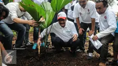 Wakil Gubernur DKI Jakarta Djarot Saiful Hidayat bersama Relawan Ahok-Djarot yang tergabung dalam Dulure Djarot menanam tanaman di depan Balai Kota, Jakarta, Minggu (16/10). (Liputan6.com/Faizal Fanani)