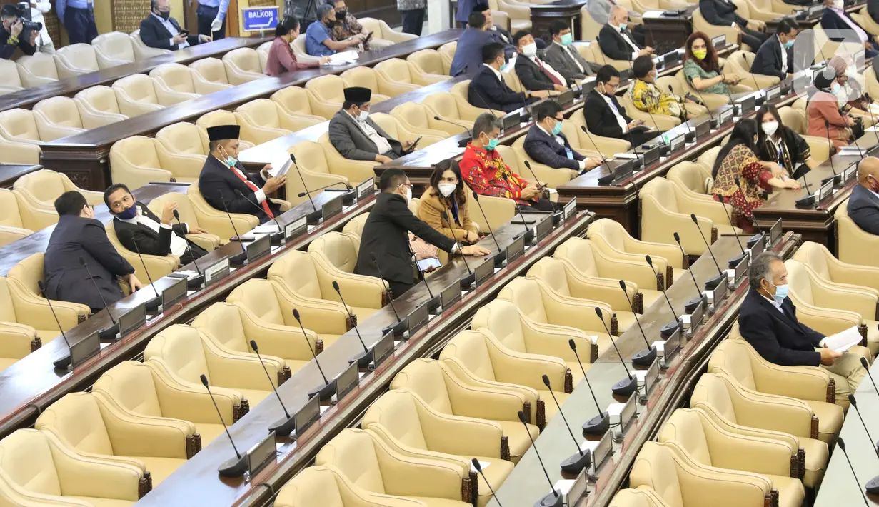 Suasana ruang rapat paripurna jelang pembukaan Sidang Paripurna Masa Persidangan IV 2019-2020 di Kompleks Parlemen, Jakarta, Senin (15/6/2020). Rapat beragendakan penyampaian fraksi atas kerangka ekonomi makro dan pokok-pokok kebijakan fiskal RAPBN 2021. (Liputan6.com/Helmi Fithriansyah)