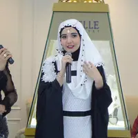 Aksi Zaskia Sungkar saat mendemokan tutorial hijab (Ruswanto/Bintang.com)