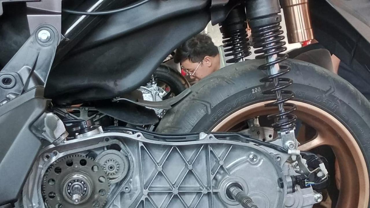 Desain crankcase pada mesin Blue Core 155cc ini berbeda dari yang lain