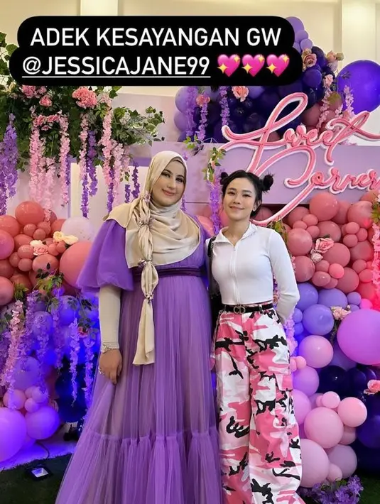 Lalu ada juga Jessica Jane yang tampil kasual dengan long sleeve top putih dan celana tentara warna pink.  [Foto: IG/tasyiiathasyia].